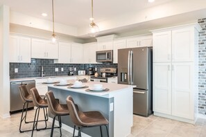 Fridge, microwave, oven, stovetop - Chic 2Bed Condo at Storey Lake, Mickey Room (Kissimmee)