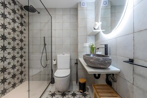Een douche, een haardroger, handdoeken