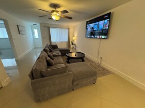 Living area - Serene 2-bedroom house with AC in lovely Cape Coral (Cape Coral)