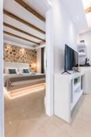 Caja fuerte, cortinas opacas, wifi gratis