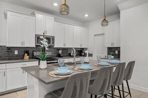 Fridge, microwave, oven, stovetop - Luxury 5Bed Home with Pool and Game Room (Four Corners)