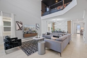 TV, offices - Chic 5Bed Retreat, Perfect for Family Getaways (Four Corners)