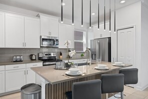 Fridge, microwave, oven, stovetop - Chic 5Bed Retreat, Perfect for Family Getaways (Four Corners)