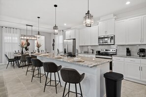 Fridge, microwave, oven, stovetop - Amazing 6Bed Home in Solara, Fun for All (Four Corners)