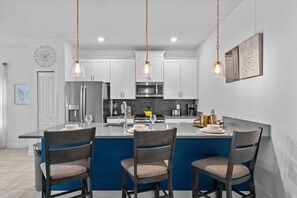 Fridge, microwave, oven, stovetop - Gorgeous 5bed TH close to Disney, Water Park (Four Corners)