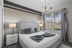5 bedrooms, desk, iron/ironing board - Chic 5Bed Home close to Disney parks (Four Corners)