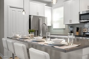 Fridge, microwave, oven, stovetop - Chic 5Bed Home with Themed Rooms (Four Corners)