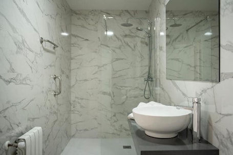Douche, serviettes fournies, savon, shampoing. Hotel Montañes