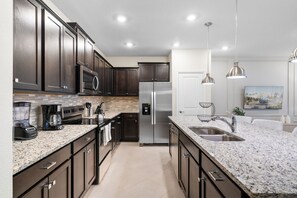Fridge, microwave, oven, stovetop - Brand New Chic Home, Game Room, Themed Beds (Four Corners)