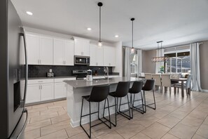 Fridge, microwave, oven, stovetop - Gorgeous 6-bedroom house with private pool (Four Corners)