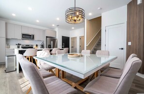 Dining - Contemporary 4BR Getaway, Minutes from Disney (Four Corners)