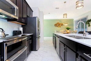 Fridge, microwave, oven, stovetop - Disney Area| Private Pool| Resort Waterpark 2956 (Kissimmee)
