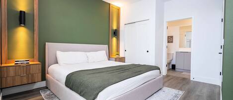 4 habitaciones, escritorio y tabla de planchar con plancha