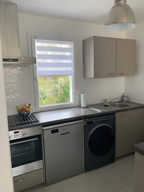 Microwave, oven, stovetop, dishwasher - Modern house for rent in St Denis D'oleron plage des Huttes (Saint-Denis-d'Oléron)