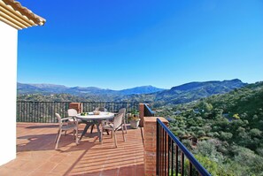 Outdoor dining - Wonderful bright, Spacious & Modern Holiday Home with Pool. Breathtaking Views (Comares)