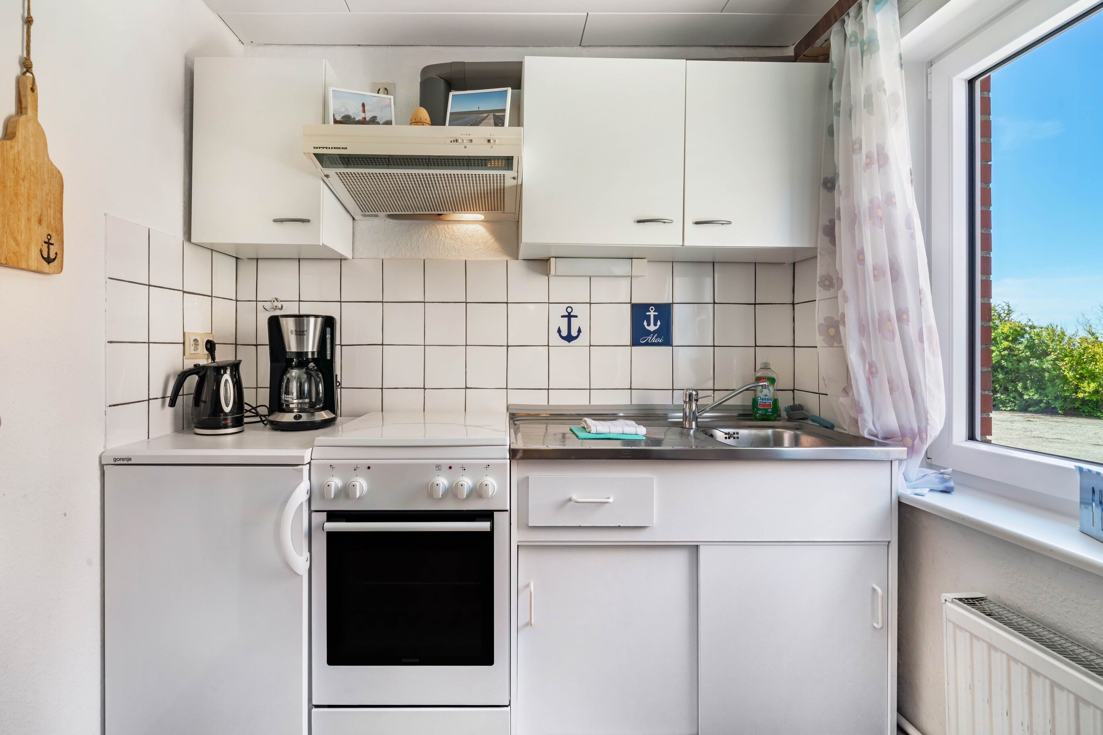 Fridge, oven, stovetop, coffee/tea maker
