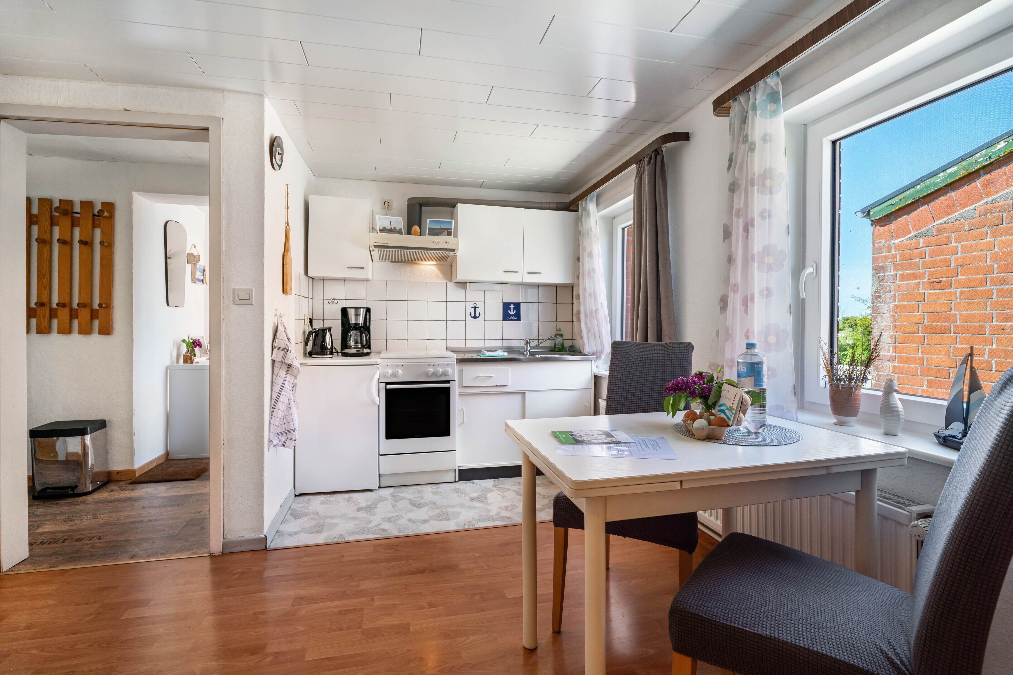 Kühlschrank, Ofen, Herdplatte, Wasserkocher mit Kaffee-/Teezubehör
