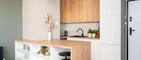 Departamento Confort, balcón, vista a la ciudad | Cocina privada
