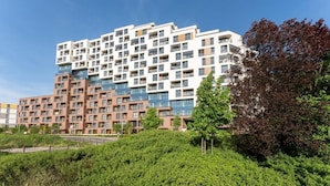 A multi-story residential building with a modern architectural design, featuring balconies and large windows. - Malila Premium Apartments Rakowicka 437 (Kraków)