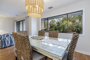 Dining - 291 Turnberry Village: Pet Friendly, 3BD/3BA Villa with Golf Course Views (Hilton Head)