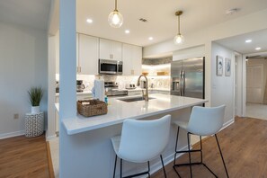 Fridge, microwave, oven, stovetop - 291 Turnberry Village: Pet Friendly, 3BD/3BA Villa with Golf Course Views (Hilton Head)