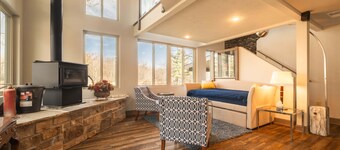 Lakefront, Pet Friendly w Firepit in Quiet Cove