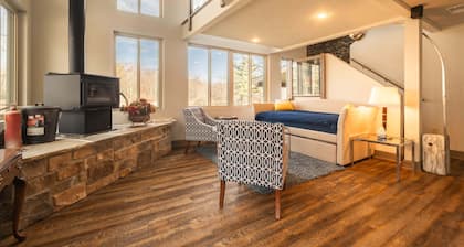 Lakefront, Pet Friendly w Firepit in Quiet Cove