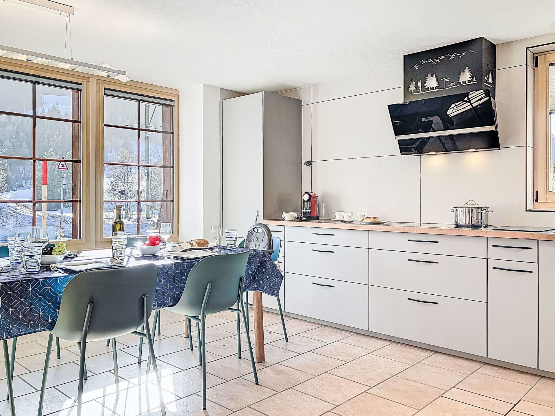 Möbel, Flooring, Interior Design, Küche, Fussboden, Countertop, Küchengerät, Holz, Cabinetry, Stuhl