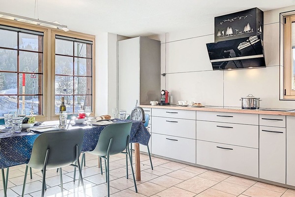 Möbel, Flooring, Interior Design, Küche, Fussboden, Countertop, Küchengerät, Holz, Cabinetry, Stuhl