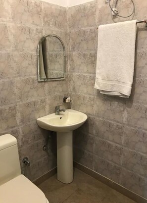 Douche, articles de toilette (gratuits), serviettes fournies