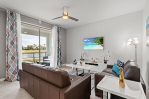 TV, offices - Cozy & Stylish 2BR Condo, Prime Storey Lake Spot (Kissimmee)