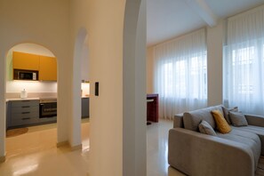 Living area - Spacious 3BR Oasis with Garden in Central Athens (Athina)