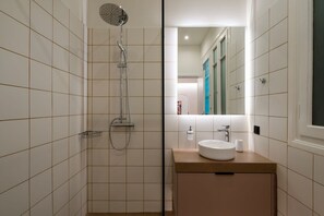 Shower, hair dryer, towels, soap - Spacious 3BR Oasis with Garden in Central Athens (Athina)