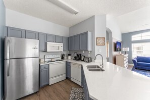 Fridge, microwave, oven, stovetop - Themed Bedrooms Near Disney 4BR (Four Corners)