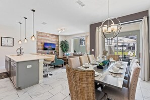 Dining - Amazing Resort Near Disney 4BR Townhome (Kissimmee)