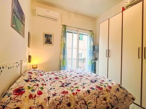 Room - Beautiful apartment for 4 people with A/C, TV and balcony (Imperia)