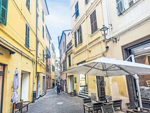 Outdoor dining - Beautiful apartment for 4 people with A/C, TV and balcony (Imperia)