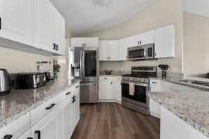 Fridge, microwave, oven, stovetop - New Listing ! Pool and Game Room 4BR (Four Corners)