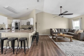 TV, video games - New Listing ! Pool and Game Room 4BR (Four Corners)