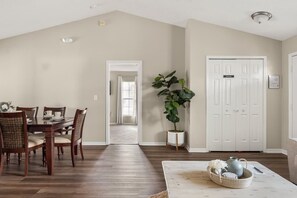 Dining - New Listing ! Pool and Game Room 4BR (Four Corners)