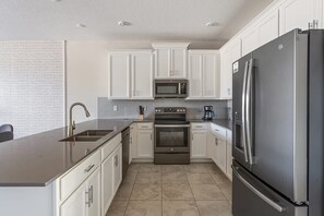 Fridge, microwave, oven, stovetop - 3BR up to 8 People at Champions Gate (Four Corners)