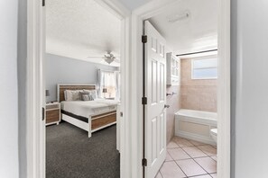 3 habitaciones, tabla de planchar con plancha y ropa de cama 