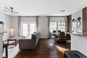 TV, offices - Dream Home Stunning 4BR Retreat (Four Corners)