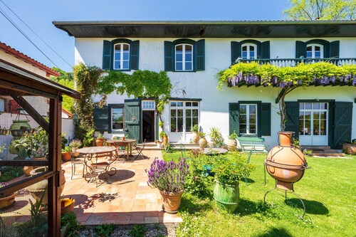 Charming House in Bayonne with Private Terrace, Garden, and Wi-Fi