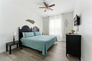 3 bedrooms, desk, iron/ironing board - Resort Condo 3BR - Pool, Balcony, Near Disney (Four Corners)