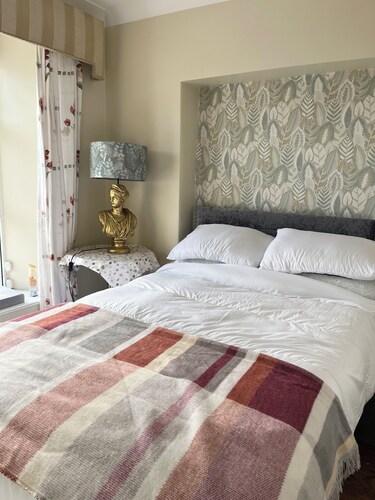 Bright 1 bedroom apartment in the centre of Loughrea perfect for a getaway