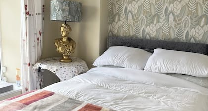 Bright 1 bedroom apartment in the centre of Loughrea perfect for a getaway