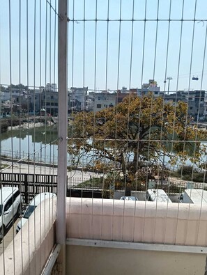 Property grounds - Urban Lake Stay (Varanasi)