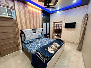 Rollaway beds, free WiFi, bed sheets - Urban Lake Stay (Varanasi)