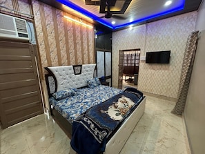 Rollaway beds, free WiFi, bed sheets - Urban Lake Stay (Varanasi)
